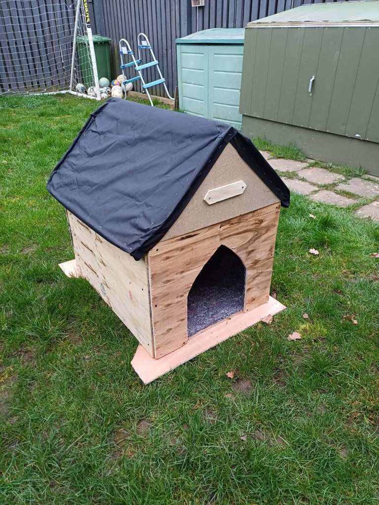 Wooden dog pet house kennel