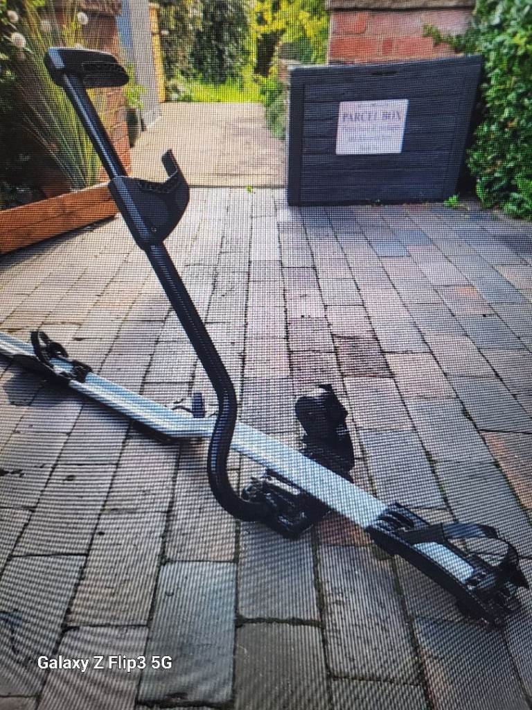 Genuine Jaguar roof bars with keys also Thule 501 single bike carrier. £150 for both.