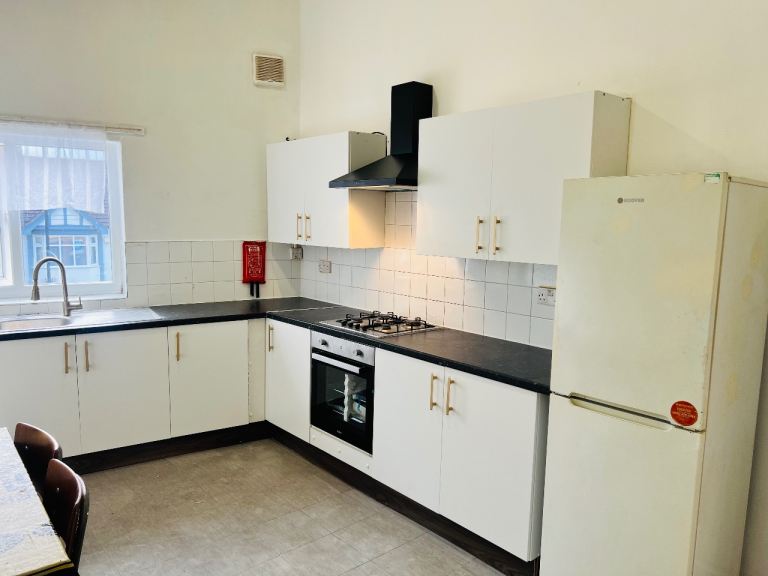  THREE BEDROOMS FLAT TO LET AT WOOD STREET WALTHAMSTOW LONDON E17 3NR 