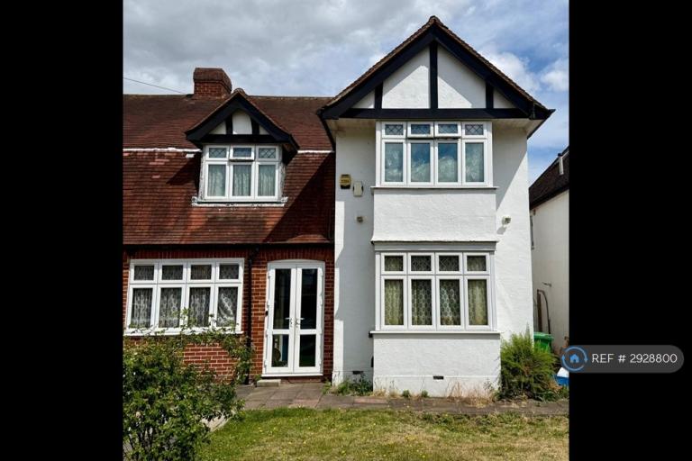 5 bedroom house in Lynwood Avenue, Slough, SL3 (5 bed) (#2928800)