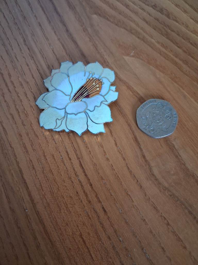 Lovely enamel flower brooch  Good Condition