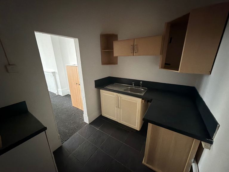 Southport, two bedroom flat available on Eastbank Street 