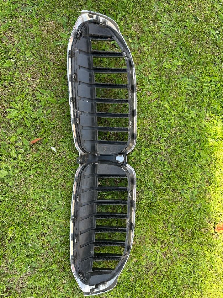 192976-10 Genuine BMW 3 Series G20/G21 Grille set. Chrome outer surrounds