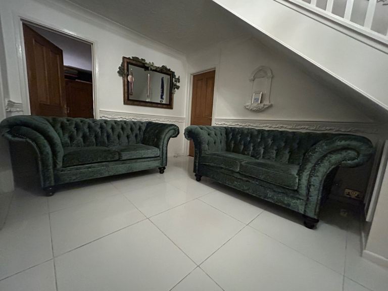 Green velvet chesterfield 2 seater sofa set DELIVERY AVAILABLE 