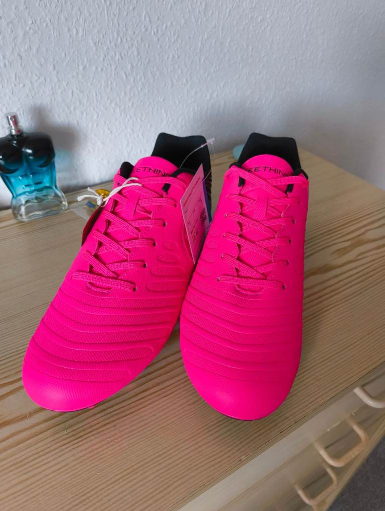 Feething football boots 