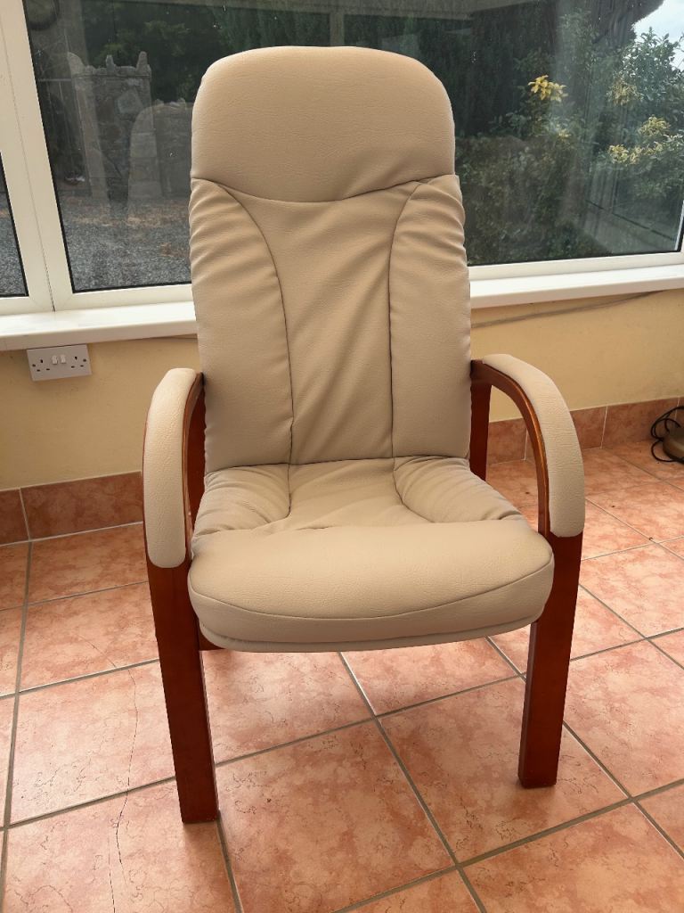Cream Leather Back Support Fireside Chair with Wooden Arms – Good Condition