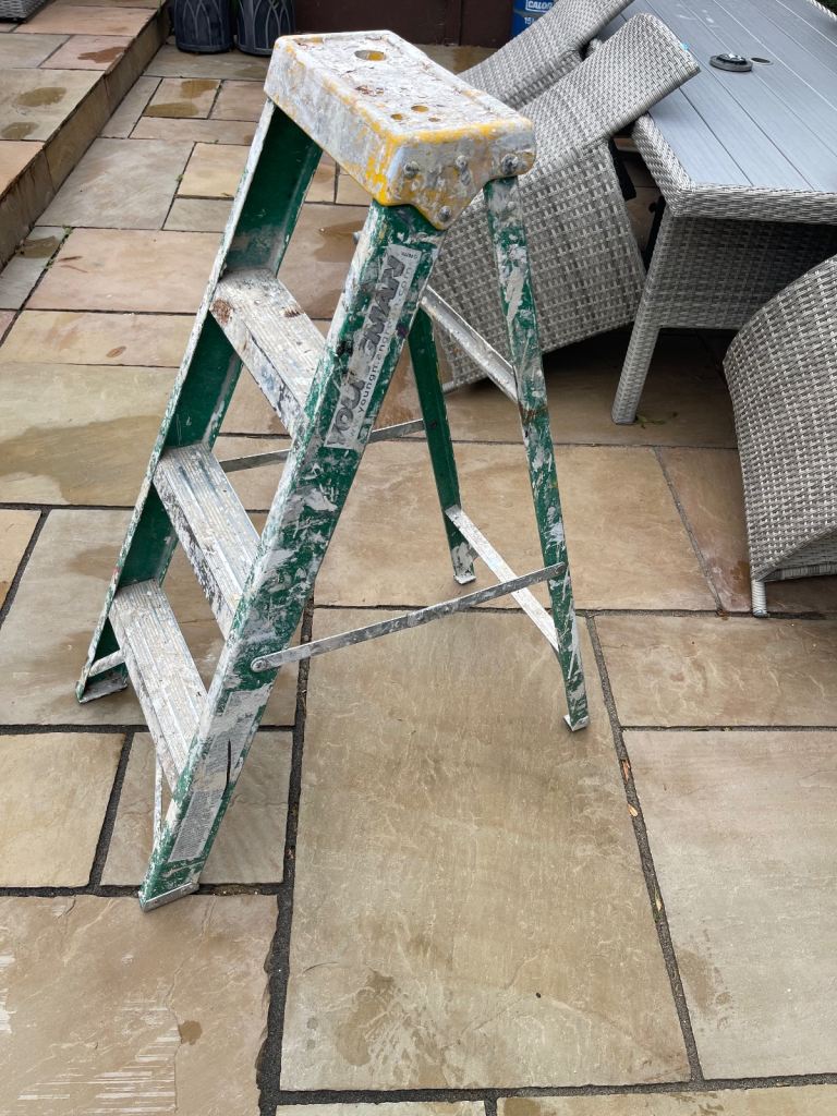 Youngman fibreglass step ladder - 4 tread