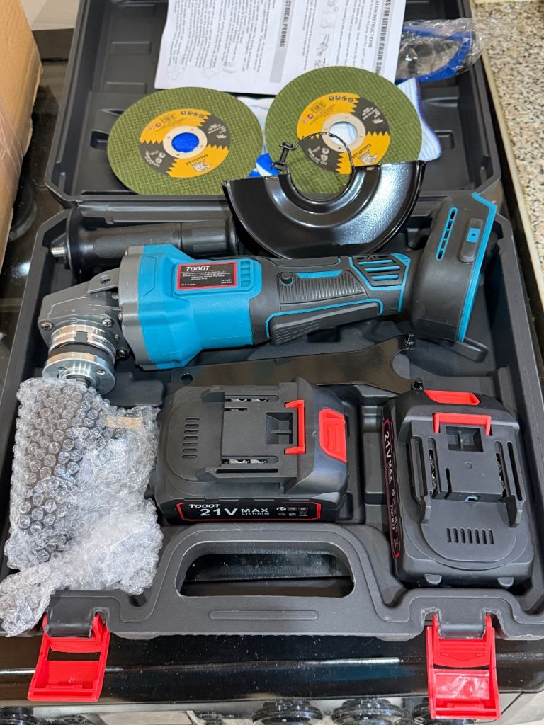 Brand new 21v grinder with 2 batteries, 2 disk and case and charger 