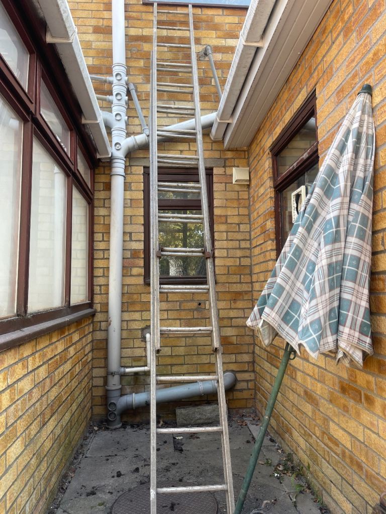 Aluminium Extension Ladder – Good Condition