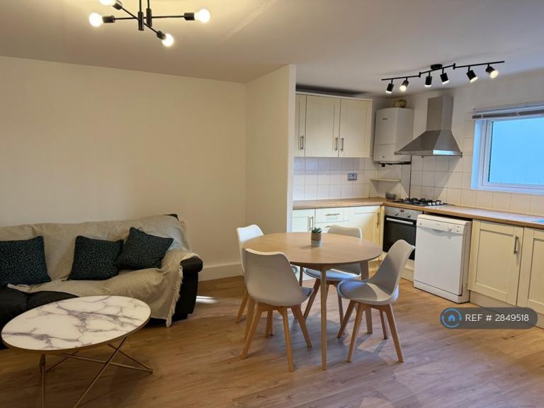 3 bedroom flat in St James's Lane, London, N10 (3 bed) (#2849518)