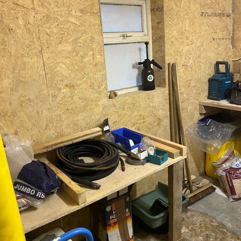 Small workshop / storage unit to let.