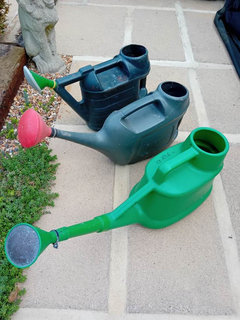 3 plastic watering cans