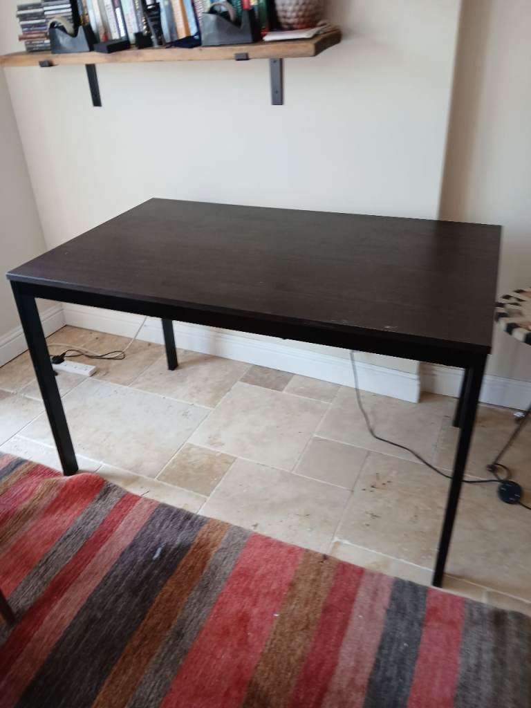 Extendable dining table