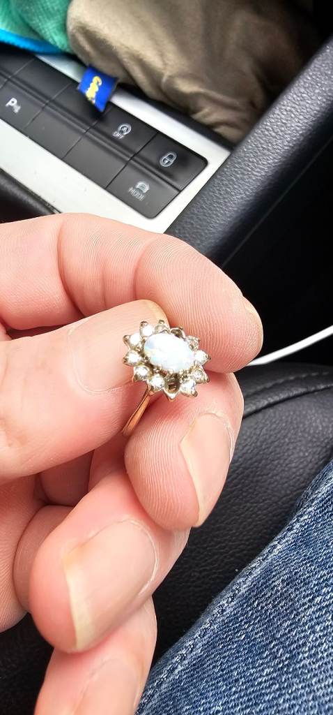 Beautiful Gold Ring with Opal and Diamonds – Good Condition