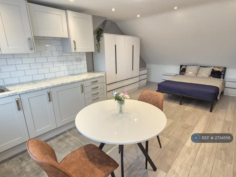 Studio flat in Weston Drive, Stanmore, HA7 (#2734556)