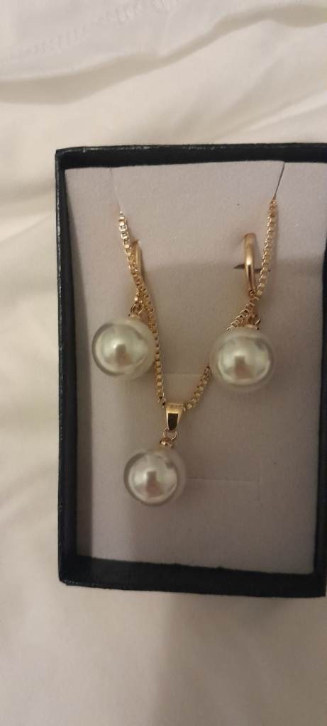 Pearl necklace and earrings new £3