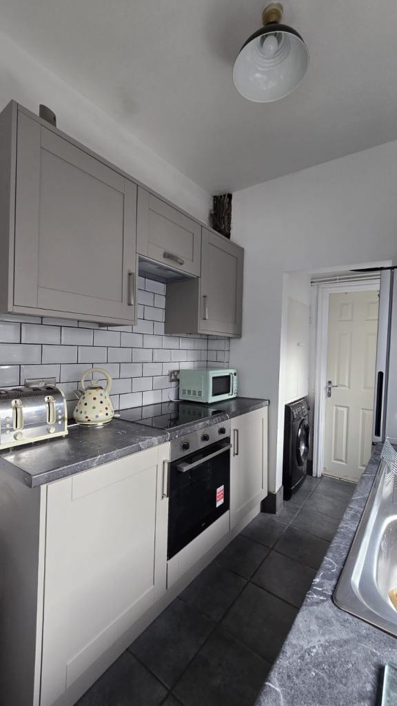Earlsdon End Terrace House, 2 Bedrooms, 4 Mins Walk from High St, Brand New Kitchen, 