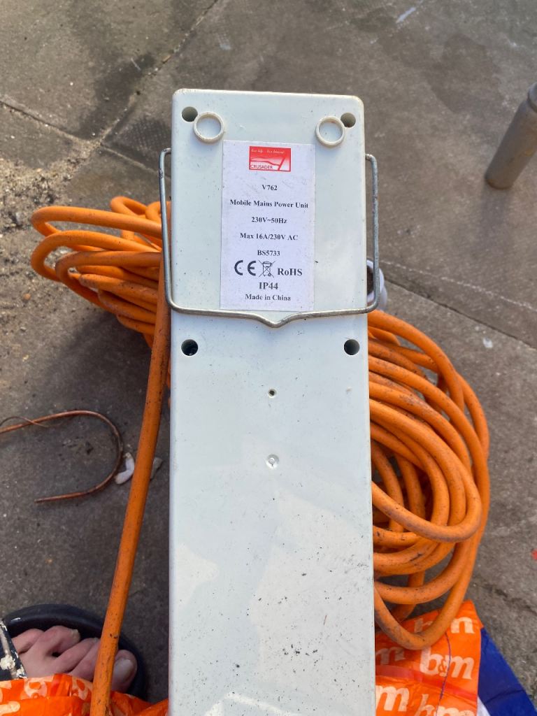 Power supply with 3 plug sockets, very long lead beleive 6m