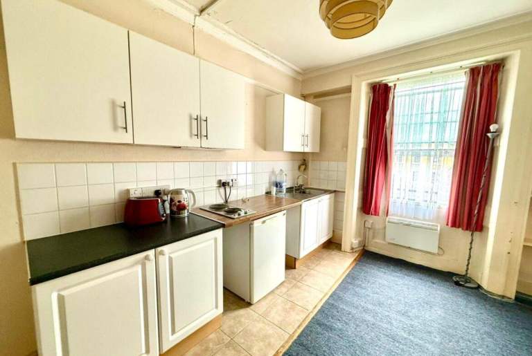  Bedsit  in this period conversion property in Sussex Gardens, Paddington, London W2.-Ref: 2204