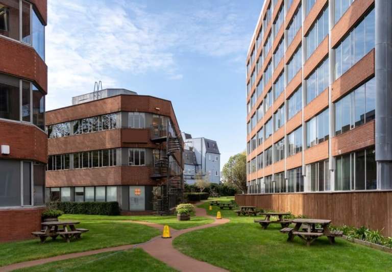 *Fulham* Private Serviced Offices: Units from 4 to 175 desks for rent SW6