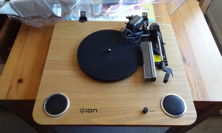 ION Record Player/Turntable with Clear Dust Cover – Good Condition