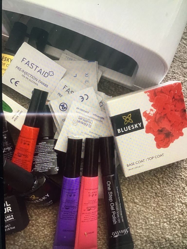 Gel nail varnishes and UV lamp