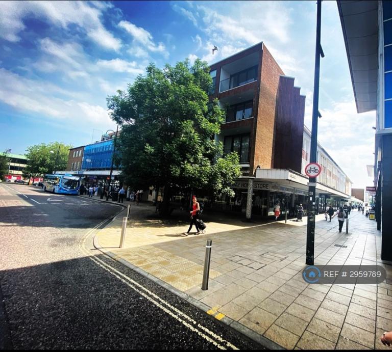 1 bedroom flat in The Broadway, Crawley, RH10 (1 bed) (#2959789)