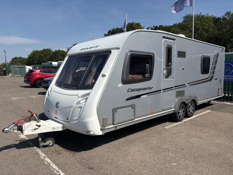 SWIFT CONQUEROR 630 - 4 BERTH TWIN AXLE CARAVAN WITH FIXED BED 