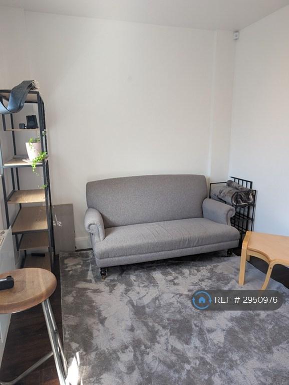 1 bedroom flat in Hampton Hill, Greater London, TW12 (1 bed) (#2950976)