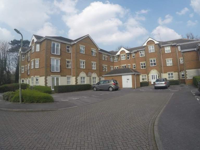 Ground Floor, unfurnished 2 bed apartment close to Basingstoke centre