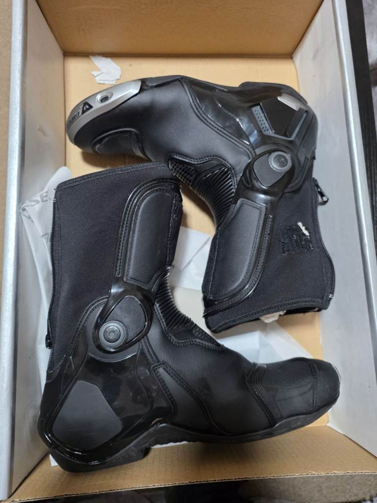DAINESE TORQUE D1 SIZE 9 UK - MOTORCYCLE LEATHER BOOTS