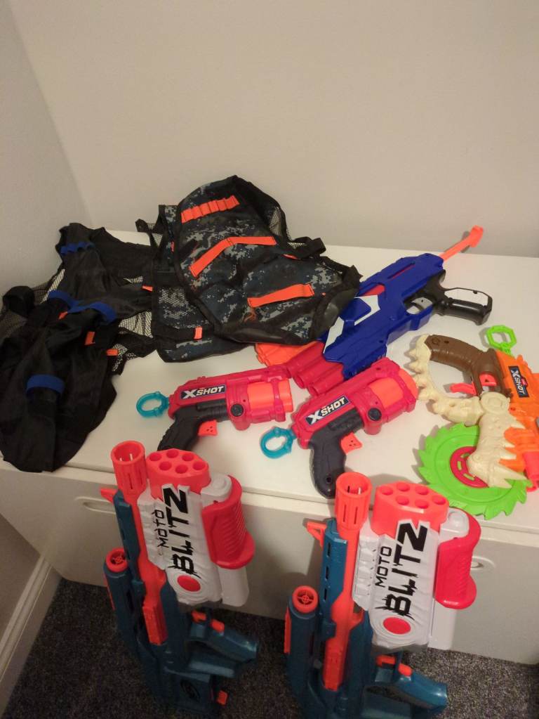 Nerf guns with 2 bullet holder vests
