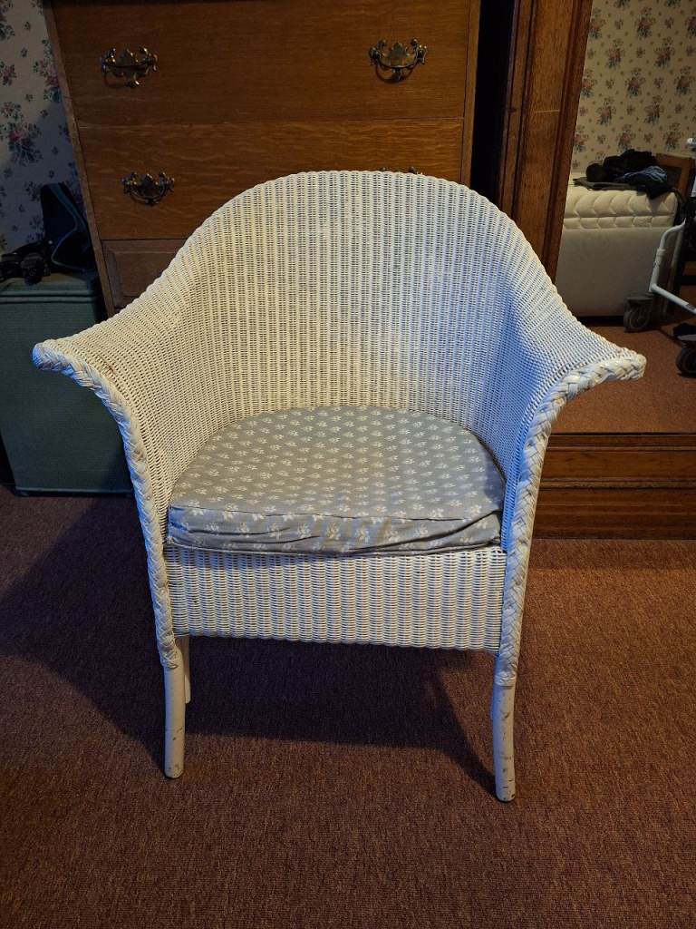 Vintage White Wicker Tub Chair – 1960s Boho, Lloyd Loom Style, Good Condition