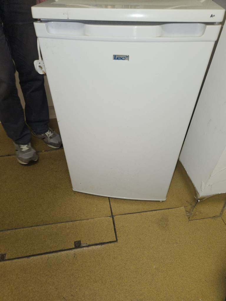 Lec under counter fridge with Icebox 