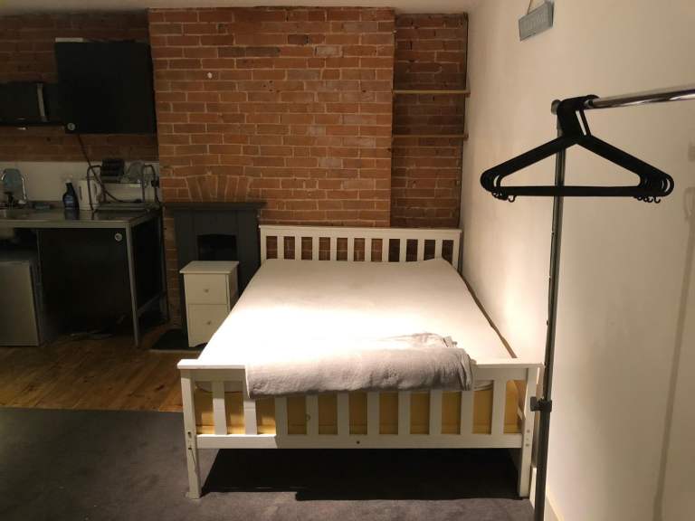 New York LOFT STYLE BEDSIT IN CENTRAL GUILDFORD