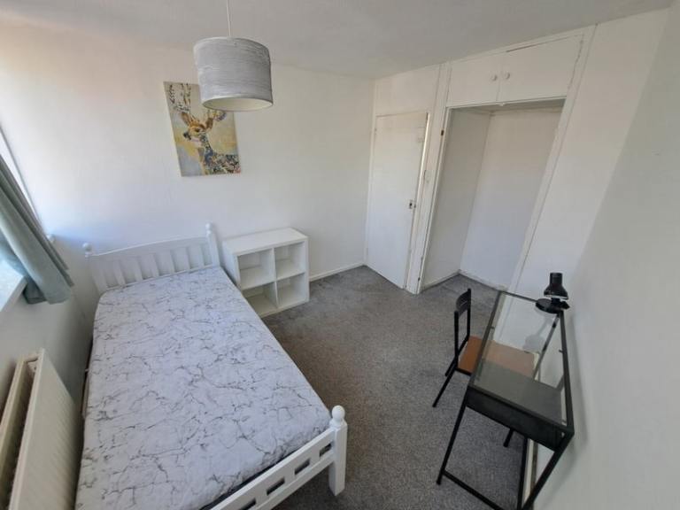 🌿 Double Room in Oval SW8 - Available Now | All Bills Including!!