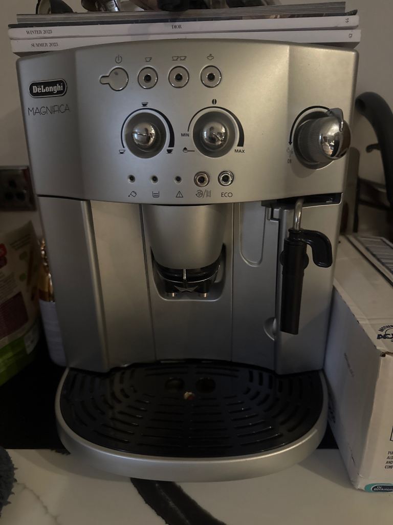 Bean to cup  DeLonghi  coffee machine 