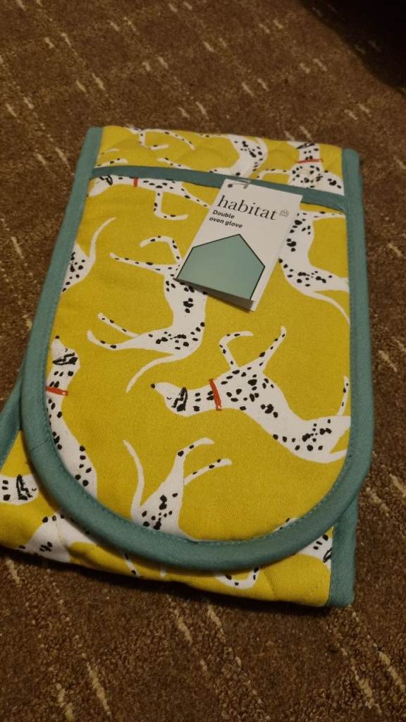 Oven glove and tea towels set