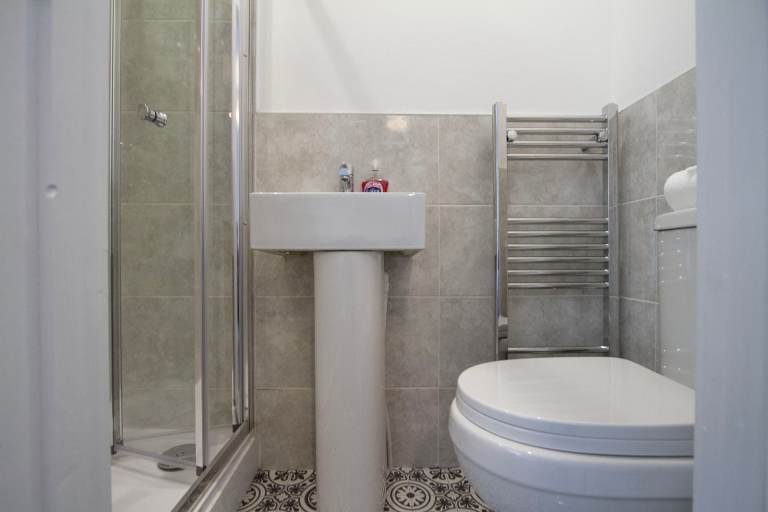 ***AVAILABLE NOW ALL BILLS INCLUDED! house share situated on YEWS MOUNT, HUDDERSFIELD.***