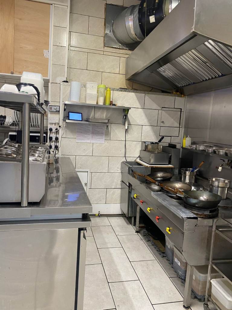 Excellent Running Takeaway Shop Lease Business for Sale in WestHampsted/Finchley. Rent £1,420 pcm