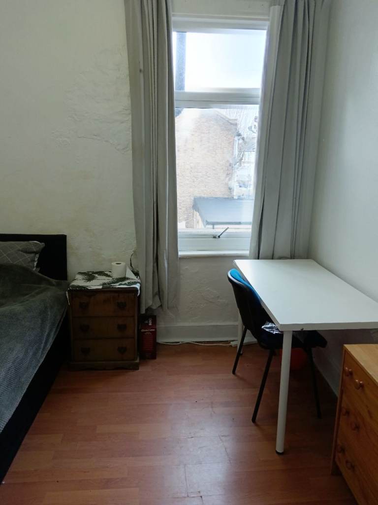 furnished double room to let @ E13 9DA all bills inclusive 3 min walk tube available now