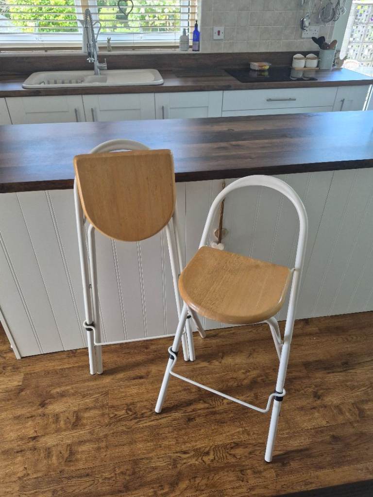2 folding bar stools
