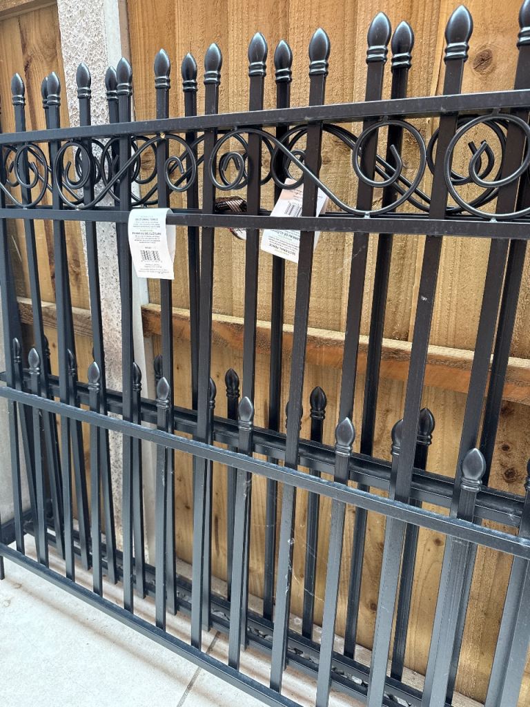 Brand new 3 x Kensington garden fence (96 x122cm)