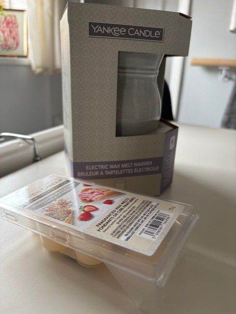 Brand New Yankee Candle® Electric Wax Warmer + Bonus Wax Melts