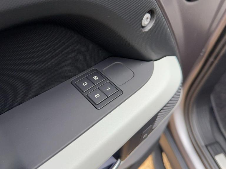  Land Rover Defender 110 3.0 D300 MHEV X-Dynamic HSE Auto 4WD Euro 6 (s/s) 5dr Diesel Automatic