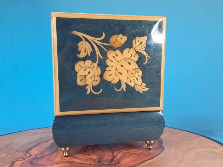 Vintage Floral Guessaz Jagard  Switzerland  music box, handmade in Italy. Working perfect. 
