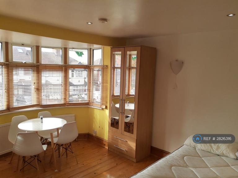 1 bedroom in St Augustines Ave, London, W5 (#2826316)