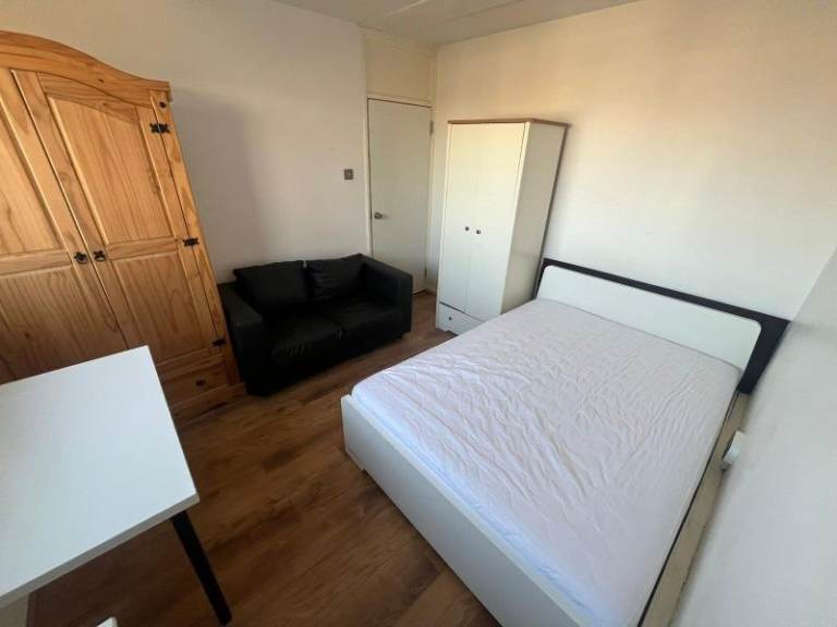 ✨ LOVELY SINGLE ROOM AVAILABLE IN POPLAR 🏡