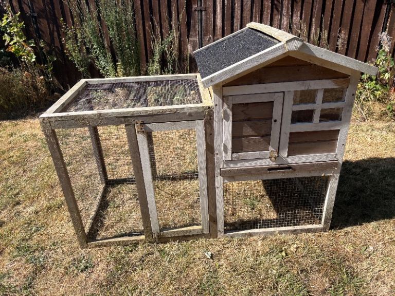 Outdoor pet hutch/coop