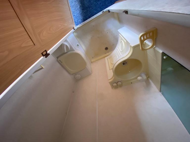 BAILEY HUNTER 440/4 - 1999 - 4 BERTH - WASHROOM & SHOWER - BARGAIN BE QUICK 